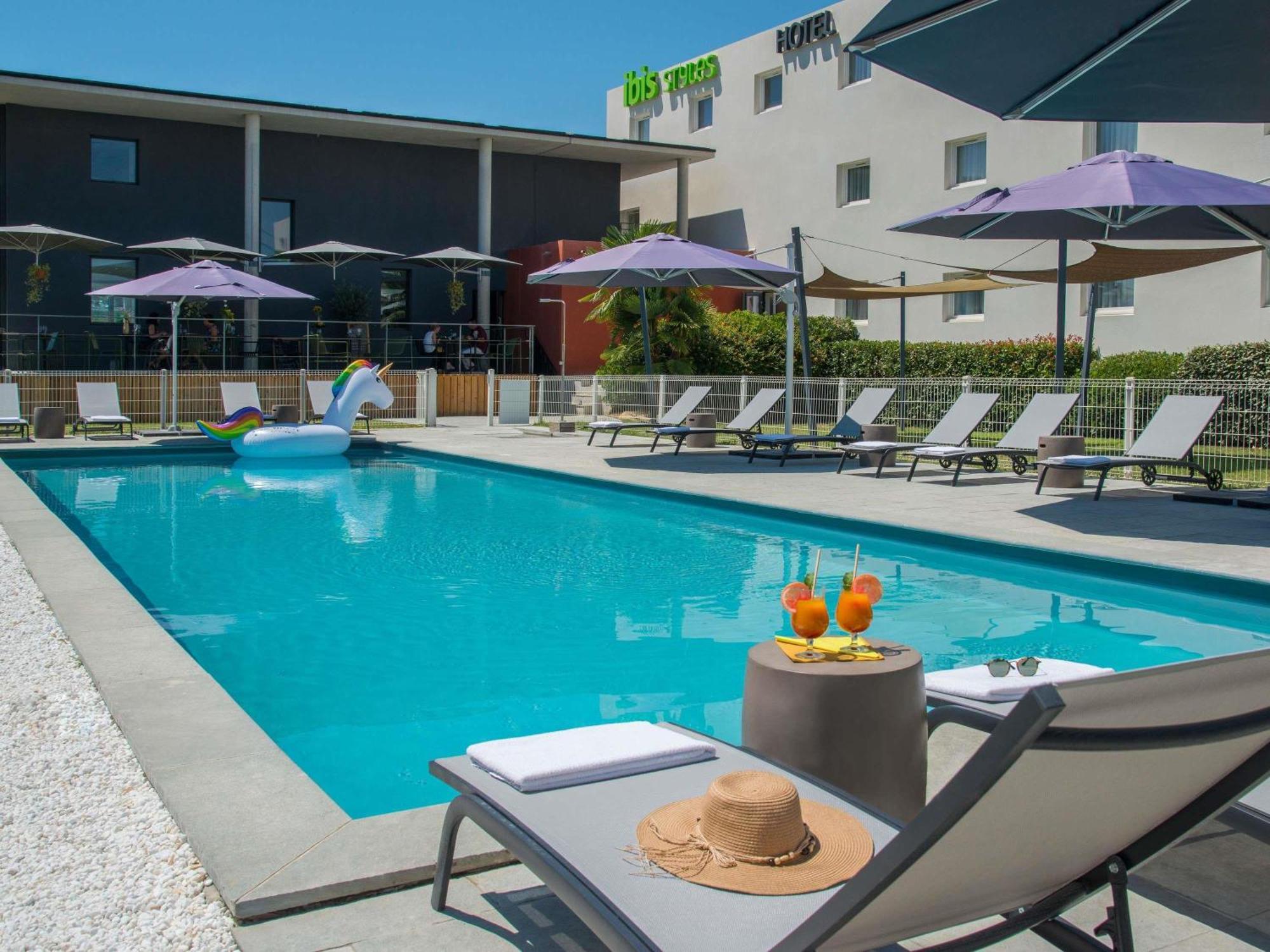 Ibis Styles Pertuis Portes Du Luberon Luaran gambar